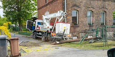 Groźne zdarzenie w Racławicach Śl. Samochód ciężarowy staranował ogrodzenie