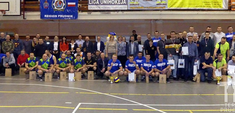 Mundurowi i urzędnicy walczyli pod siatką