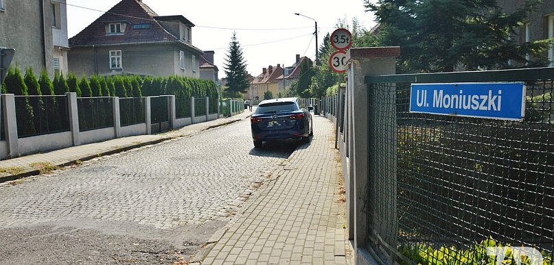 Ulica Stanisława Moniuszki: Łukiem i po kostce