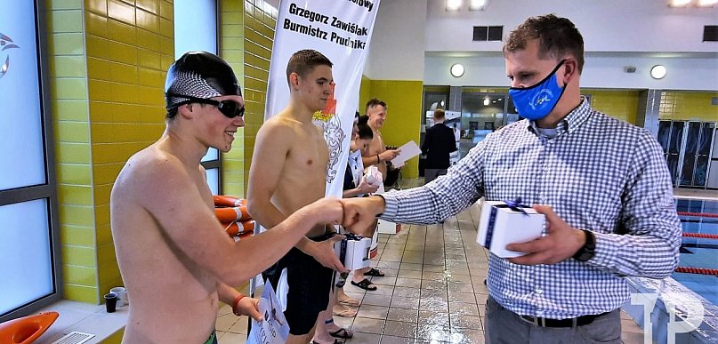 Zawody pływackie z mikołajem
