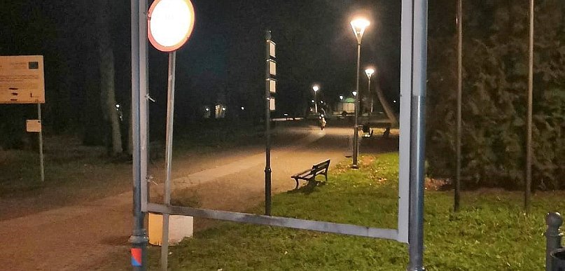 Znów zniszczona tablica z mapą parku