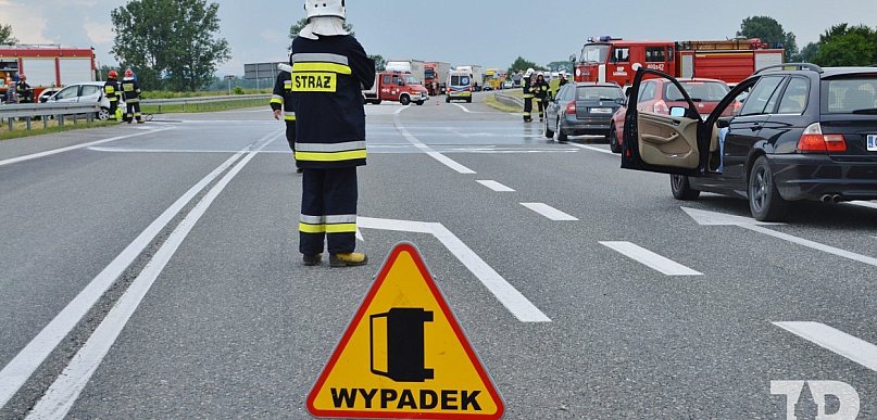  Zderzenie samochodu osobowego z koparką . Utrudnienia na drodze Prudnik -…